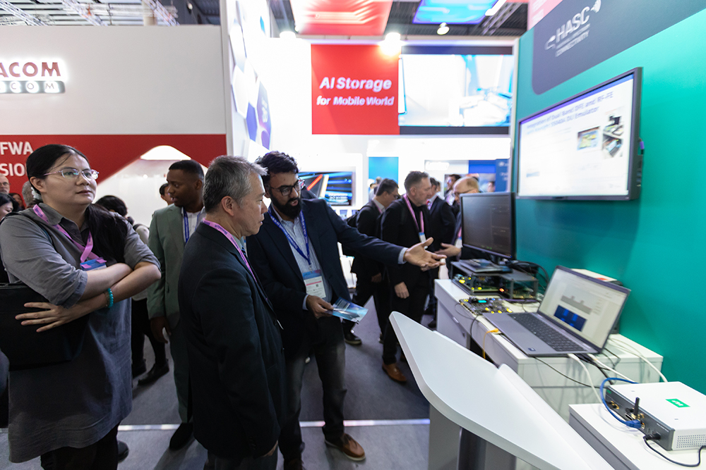 From top to bottom:  Dr. Mubasher Ali discusses the Dual Band O-RAN Radio Unit innovation with the Industrial Technology Research Institute (ITRI) (業技術研究院, 工研院)